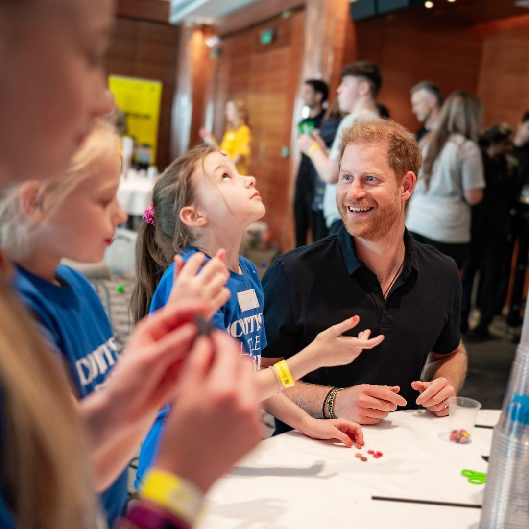 Принц Гарри поддерживает детей солдат и рассказывает о горе
