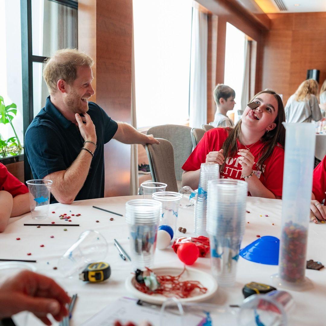 Принц Гарри поддерживает детей солдат и рассказывает о горе