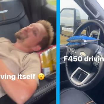 Водитель пикапа на скорости 134 км/ч включил круиз-контроль и лег на заднее сиденье.