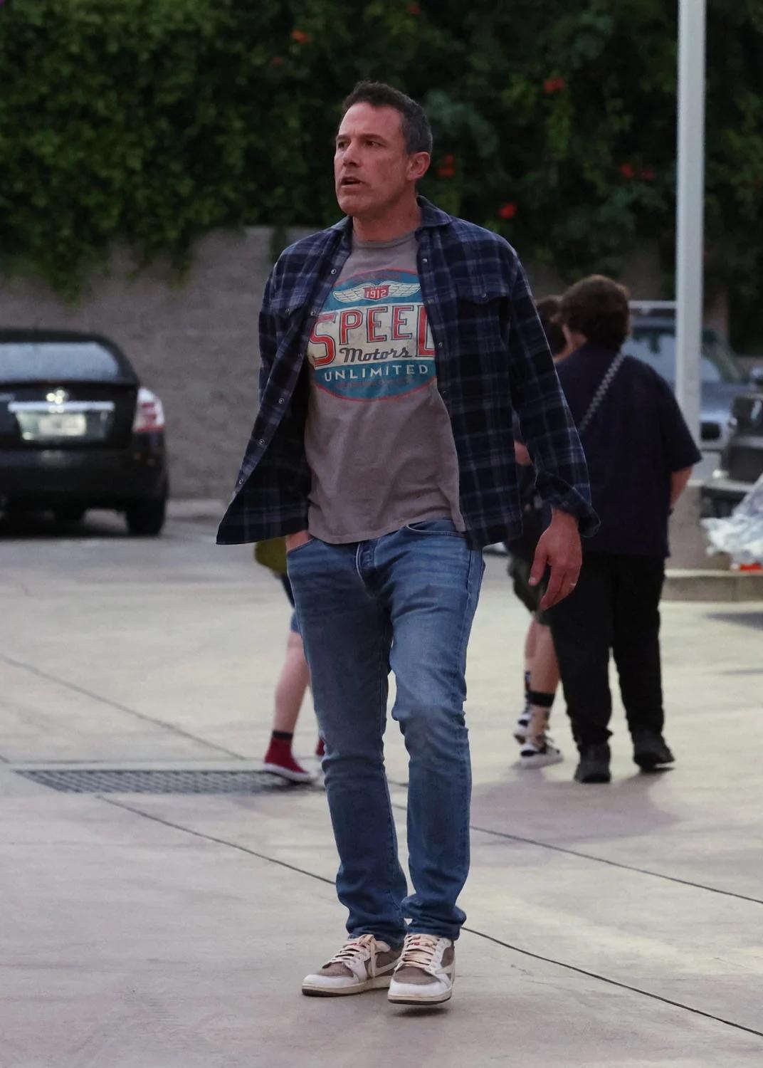 Бен Аффлек с детьми за ужином