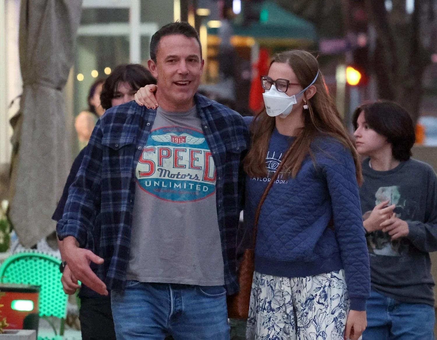 Бен Аффлек с детьми за ужином