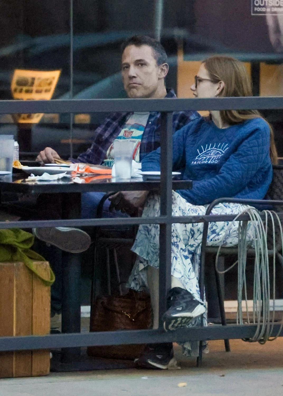 Бен Аффлек с детьми за ужином