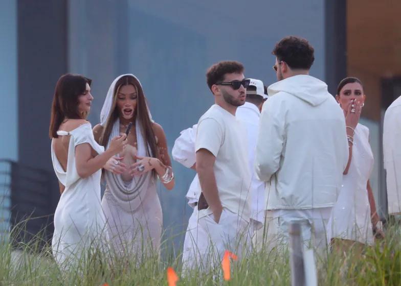 Толпа звезд на «белой вечеринке» Михаила Рубина