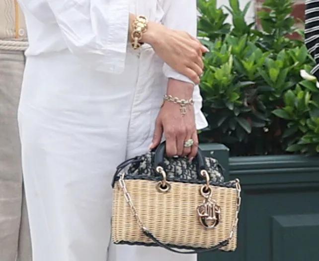 Дженнифер Лопес в браслете с инициалами Бена Аффлека