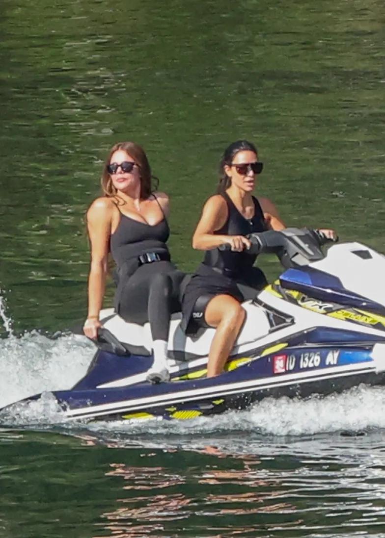Хлоя и Ким Кардашьян катаются на гидроциклах