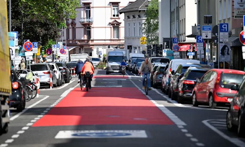 566 дорожных знаков на дороге Грюнебургвег