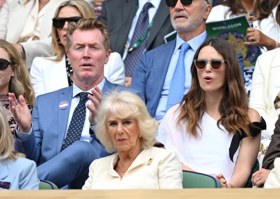 Королева Камилла появилась в стильном платье цвета слоновой кости