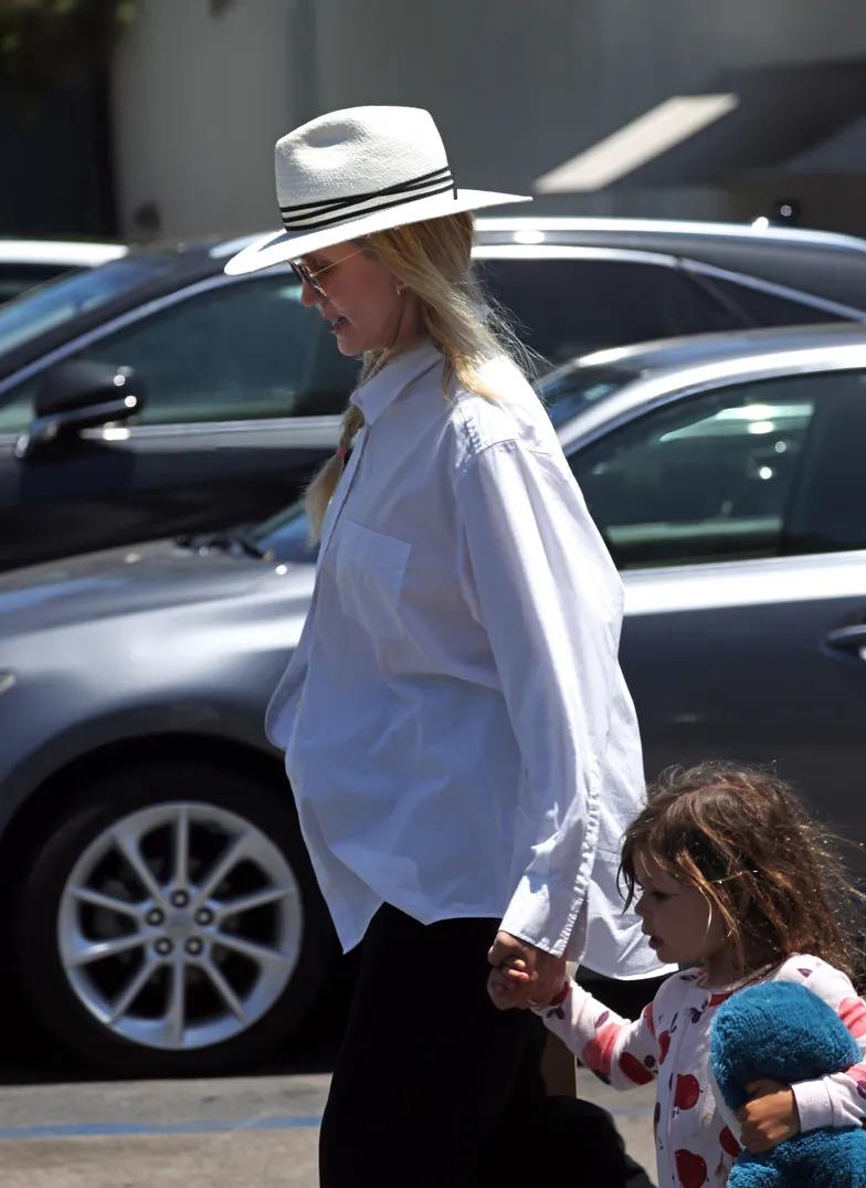 Кэмерон Диас избегает папарацци во время прогулки с дочерью