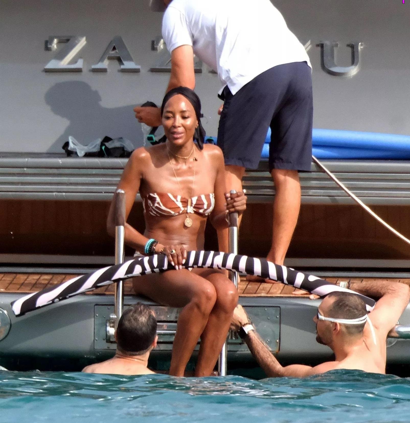 Наоми Кэмпбелл развлекается на яхте с друзьями