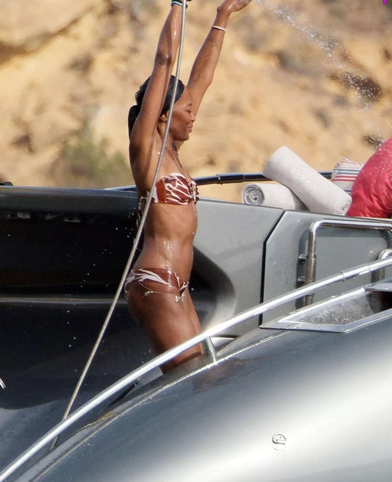 Наоми Кэмпбелл развлекается на яхте с друзьями