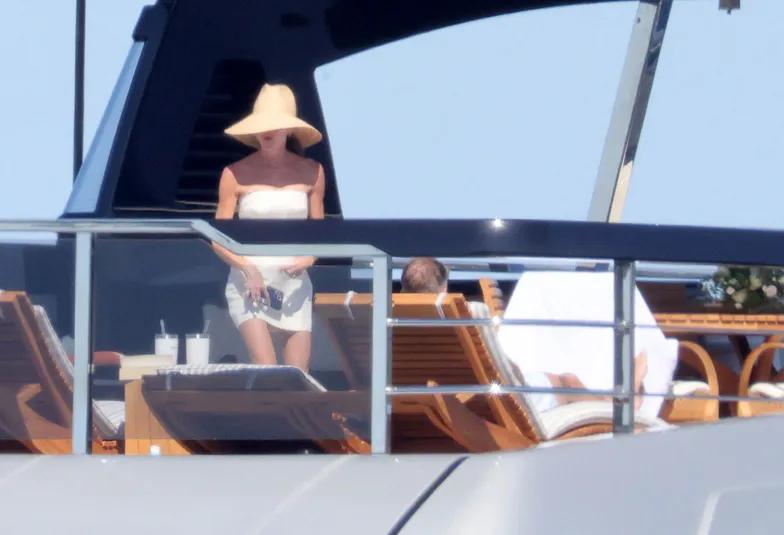 Дэвид Бекхэм и Виктория в гигантской шляпе отдыхают в Италии