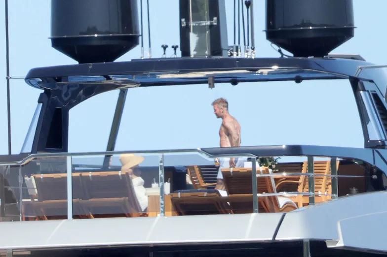 Дэвид Бекхэм и Виктория в гигантской шляпе отдыхают в Италии