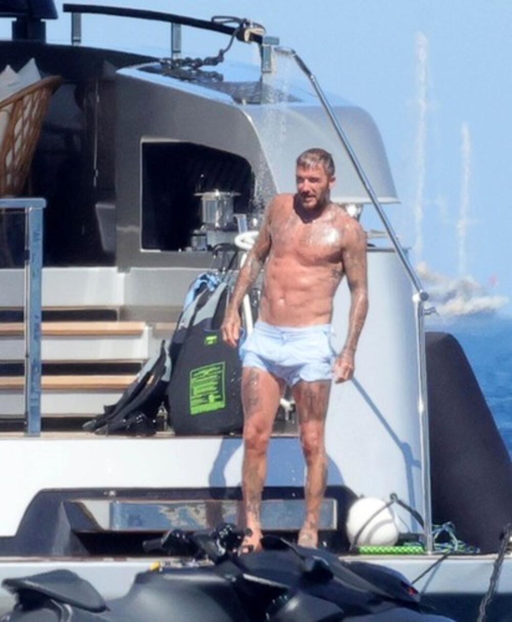 Дэвид Бекхэм и Виктория в гигантской шляпе отдыхают в Италии