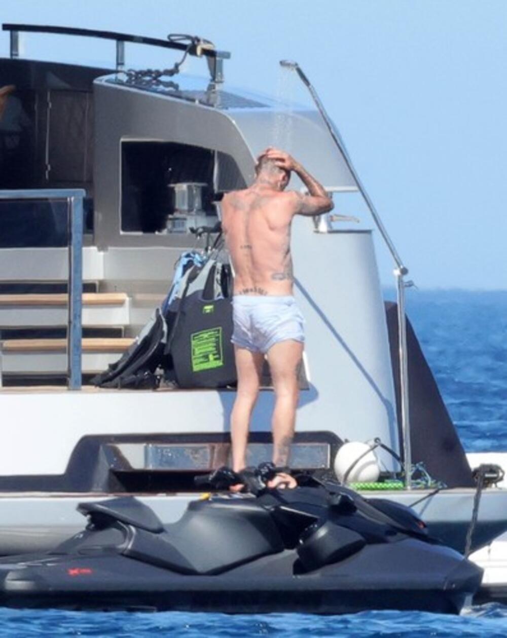 Дэвид Бекхэм и Виктория в гигантской шляпе отдыхают в Италии