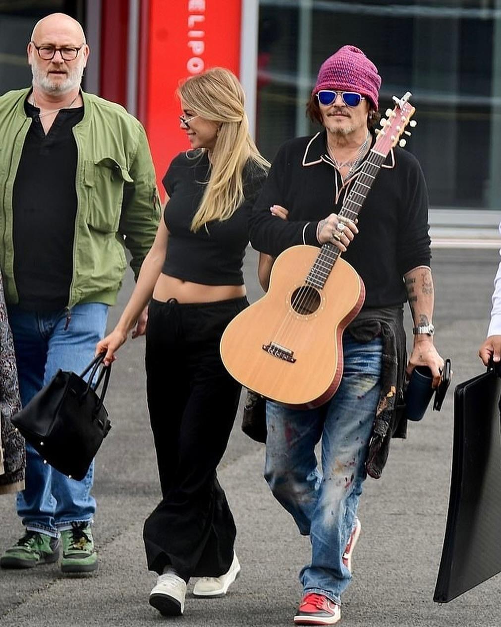 Джонни Депп мчится вместе с загадочной русской блондинкой