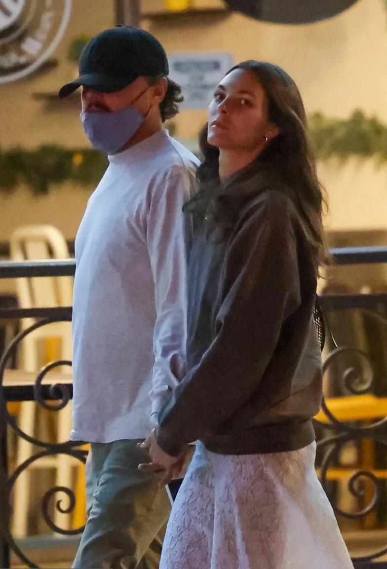 Леонардо ДиКаприо на романтической прогулке с моделью