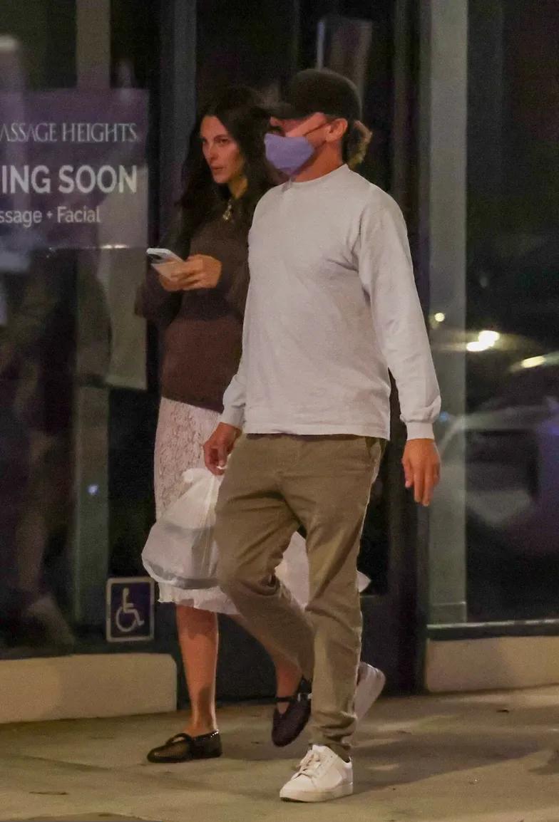 Леонардо ДиКаприо на романтической прогулке с моделью