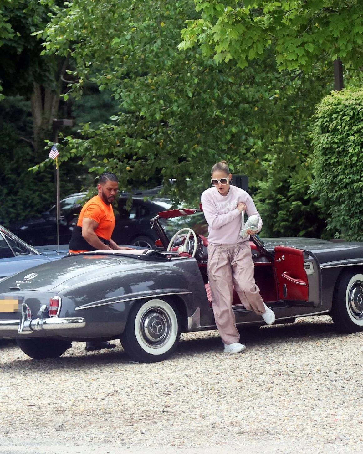 Дженнифер Лопес на прогулке с другим мужчиной