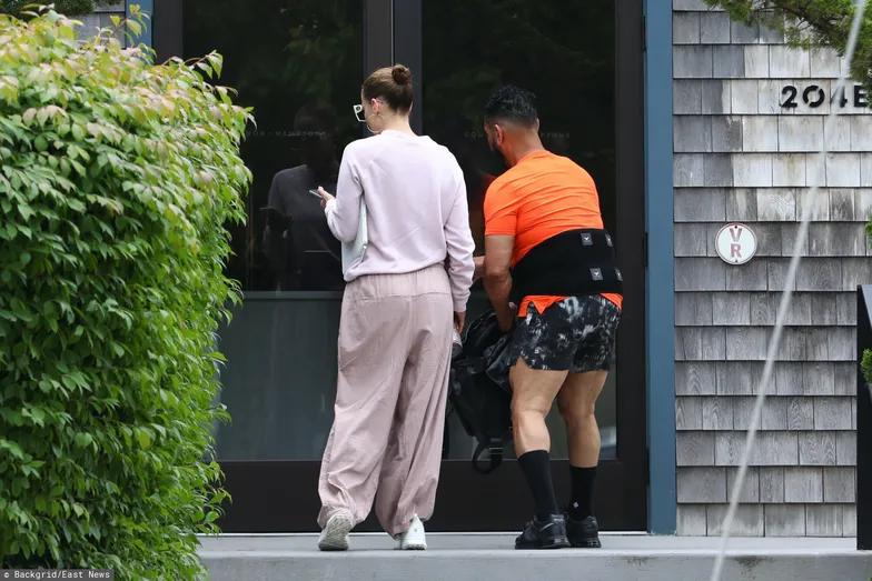 Дженнифер Лопес на прогулке с другим мужчиной