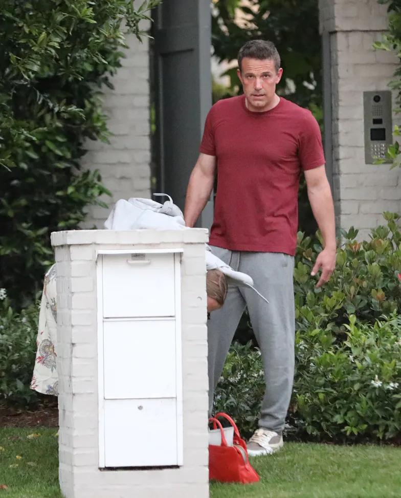 Бен Аффлек перестал носить обручальное кольцо