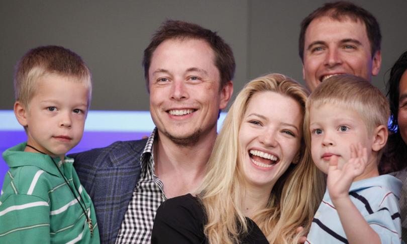 Илон Маск, Талулой Райли и сыновья Гриффином (слева), 6 лет, и Ксавье в июне 2010 года Илон Маск, Талулой Райли и сыновья Гриффином (слева), 6 лет, и Ксавье в июне 2010 года