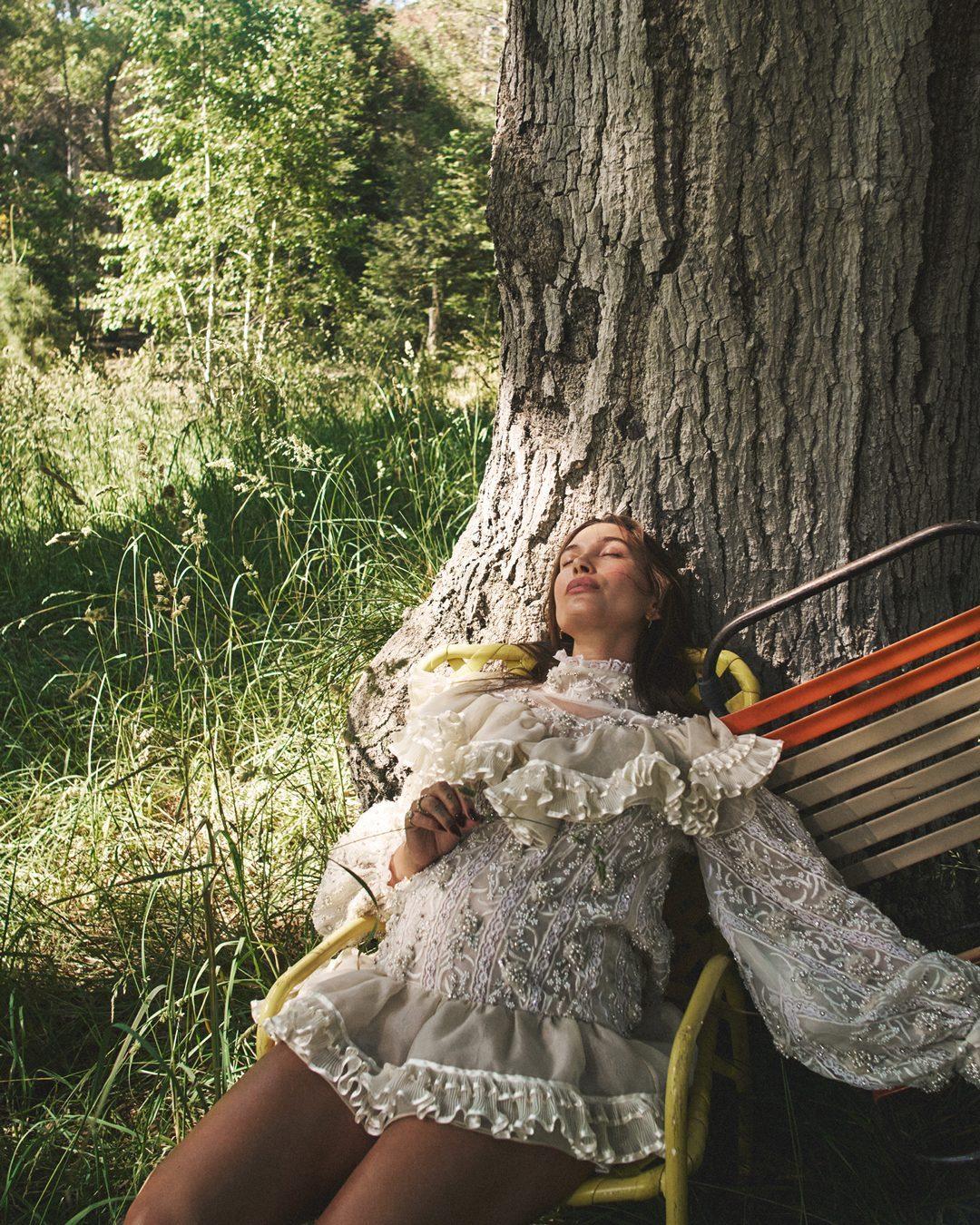 Хейли Бибер демонстрирует свой беременный живот в новой фотосессии