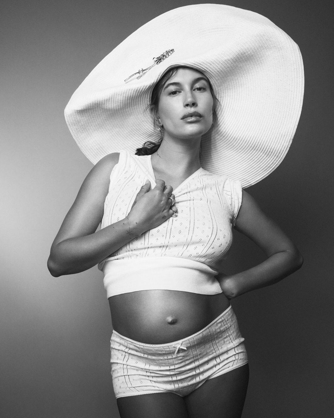 Хейли Бибер демонстрирует свой беременный живот в новой фотосессии