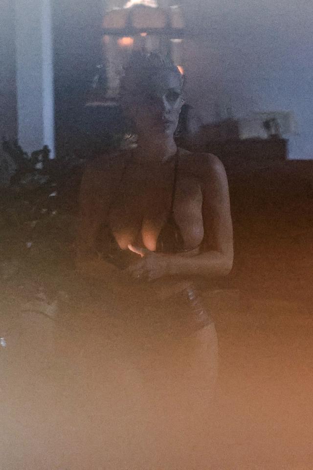 Бьянка Ценсори в боди телесного цвета сходила в ресторан