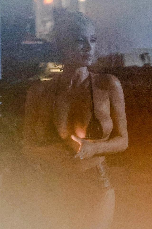 Бьянка Ценсори в боди телесного цвета сходила в ресторан