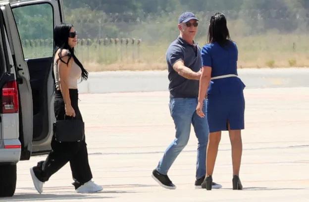 Джефф Безос и его возлюбленная Лора Санчес садятся в вертолет Джефф Безос и его возлюбленная Лора Санчес садятся в вертолет