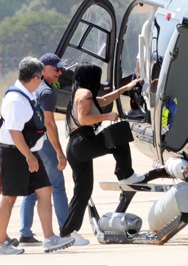 Джефф Безос и его возлюбленная Лора Санчес садятся в вертолет Джефф Безос и его возлюбленная Лора Санчес садятся в вертолет