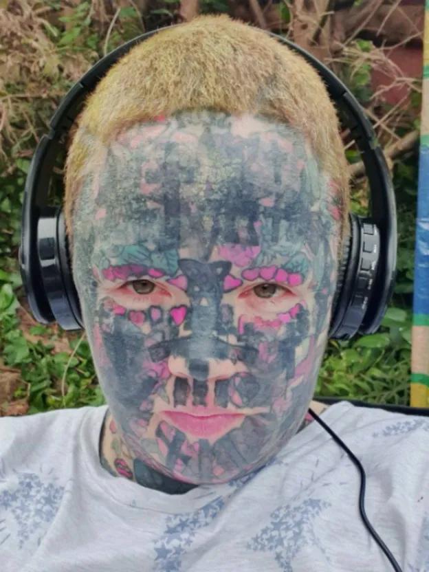 У Мелиссы Слоан БОЛЕЕ 800 татуировок