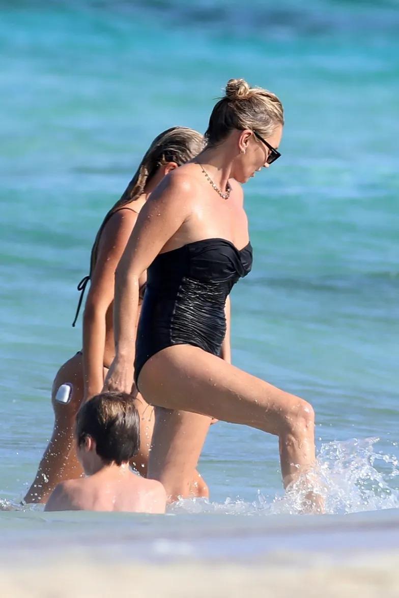 Кейт Мосс и её дочь на отдыхе Кейт Мосс и её дочь на отдыхе