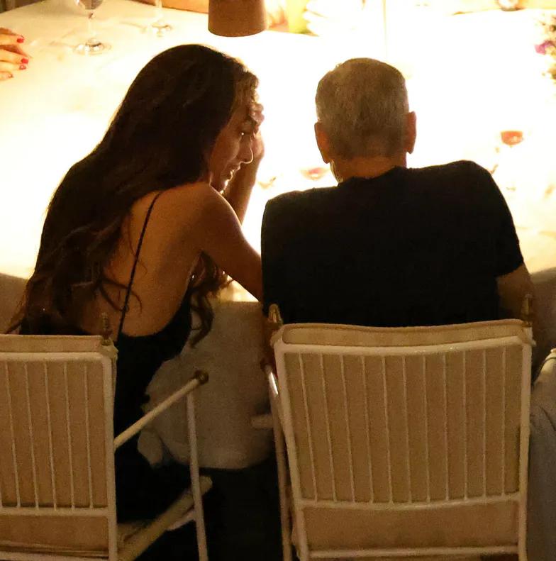 Джордж Клуни и Амаль целуются на романтическом ужине