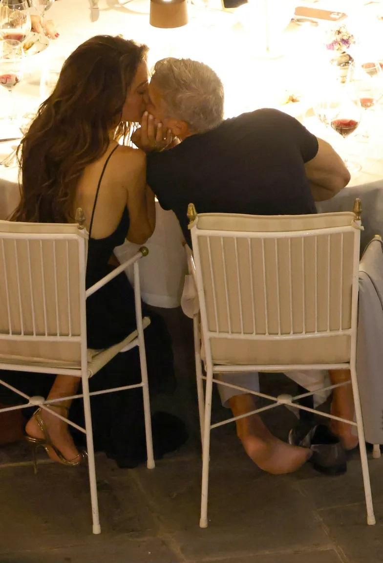 Джордж Клуни и Амаль целуются на романтическом ужине