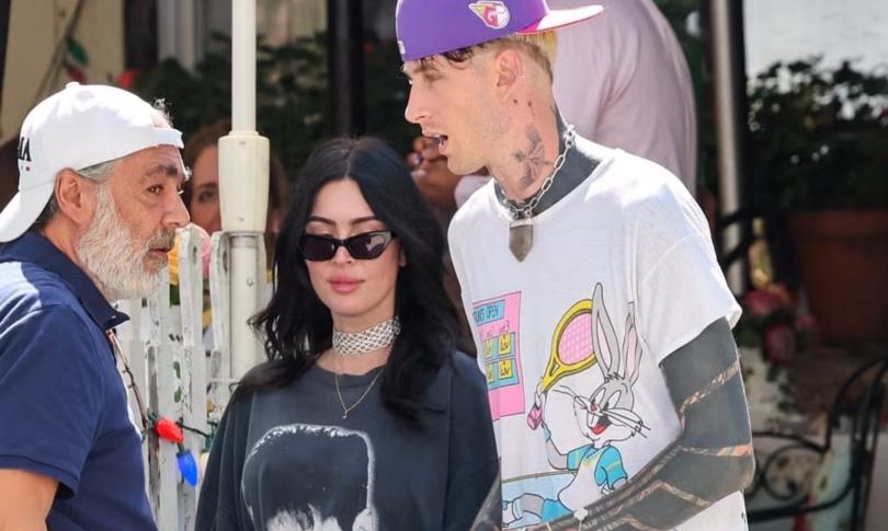 Меган Фокс в концертной футболке