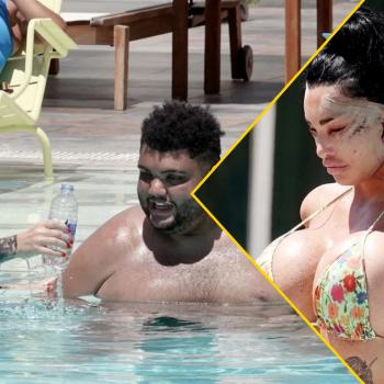 Подтянутая Кэти Прайс расслабляется у бассейна, после очередной пластической операции