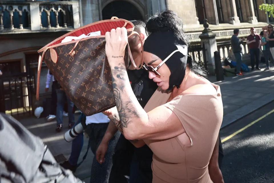 Кэти Прайс предстала перед судом Кэти Прайс предстала перед судом