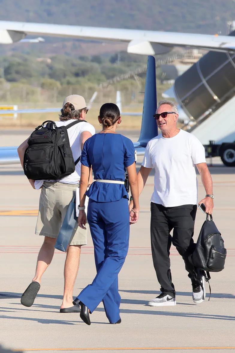 Леонардо ДиКаприо прилетел с возлюбленной на роскошную яхту Джеффа Безоса