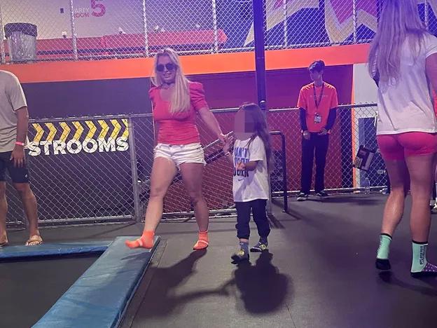 Улыбающуюся Бритни Спирс «застали» в батутном парке