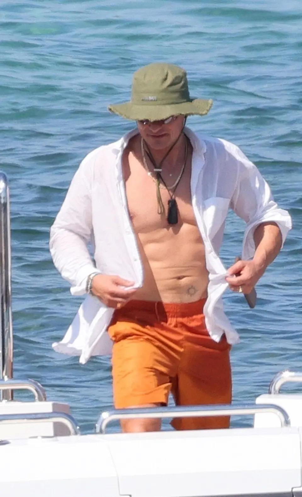 Джефф Безос,Кэти Перри, Орландо Блум, Леонардо Ди Каприо,Виттория Черетти Джефф Безос,Кэти Перри, Орландо Блум, Леонардо Ди Каприо,Виттория Черетти