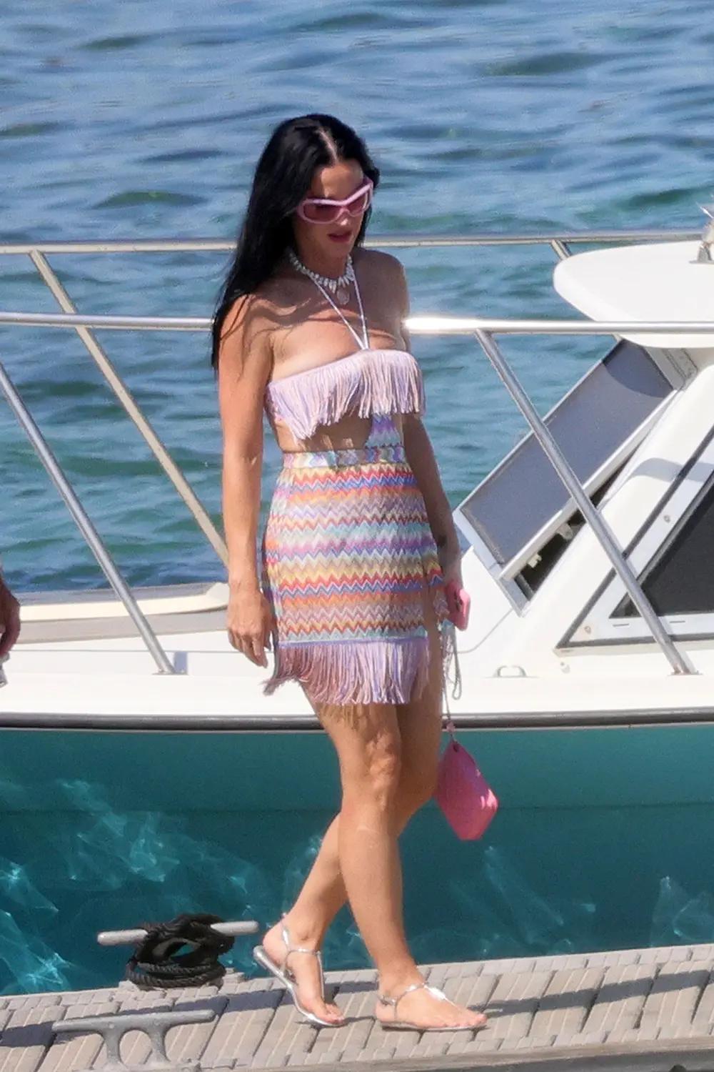 Джефф Безос,Кэти Перри, Орландо Блум, Леонардо Ди Каприо,Виттория Черетти Джефф Безос,Кэти Перри, Орландо Блум, Леонардо Ди Каприо,Виттория Черетти