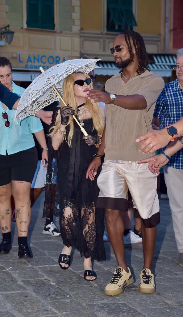 Мадонна в Италии с гораздо более молодым парнем