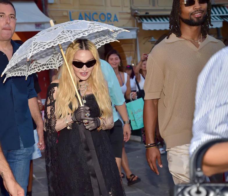 Мадонна в Италии с гораздо более молодым парнем