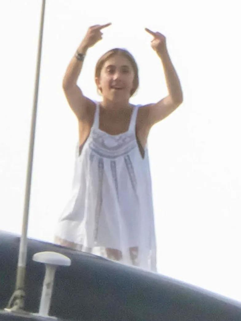 Сальма Хайек развлекается с семьей на яхте