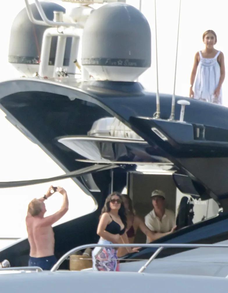 Сальма Хайек развлекается с семьей на яхте