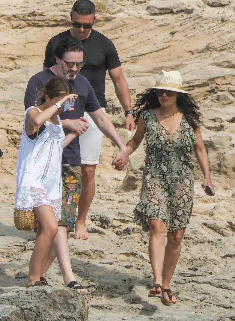 Сальма Хайек развлекается с семьей на яхте