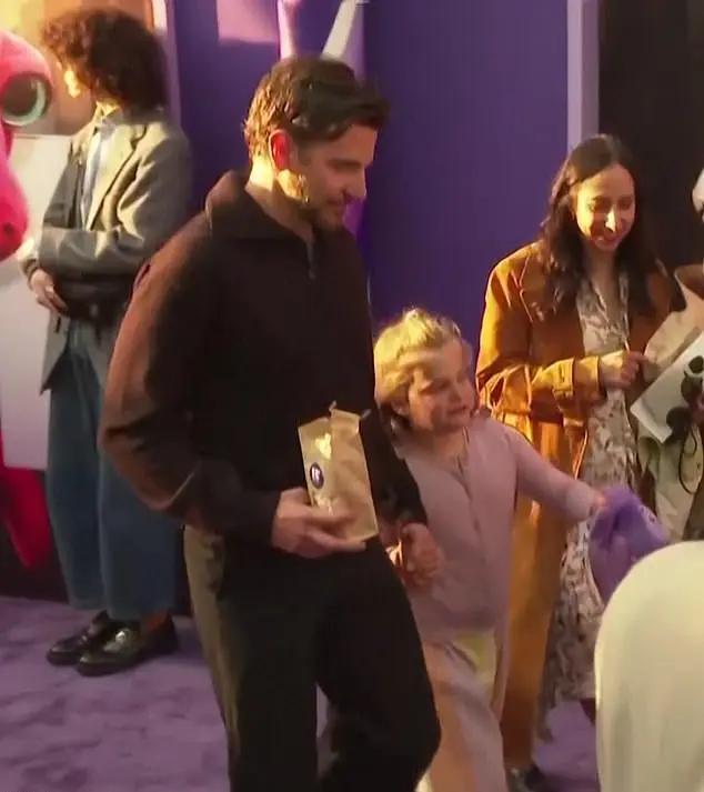 Брэдли Купер с дочерью, на премьере фильма «If»