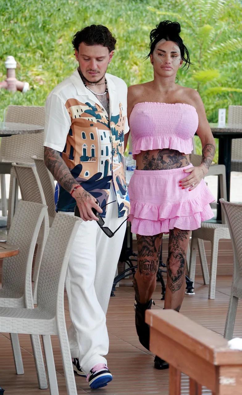 Кэти Прайс “застали” с возлюбленным Кэти Прайс “застали” с возлюбленным