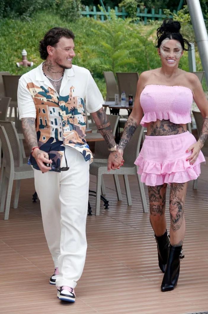 Кэти Прайс “застали” с возлюбленным Кэти Прайс “застали” с возлюбленным